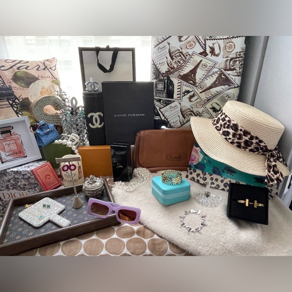 NATALIE✨Stylish Goldtone Fashion Leaf Bangle Bracelet ✨NEW side closure - Picture 9 of 9